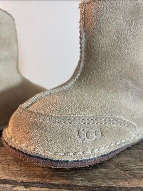 UGG baby size small Tan Suede Shearling Booties
